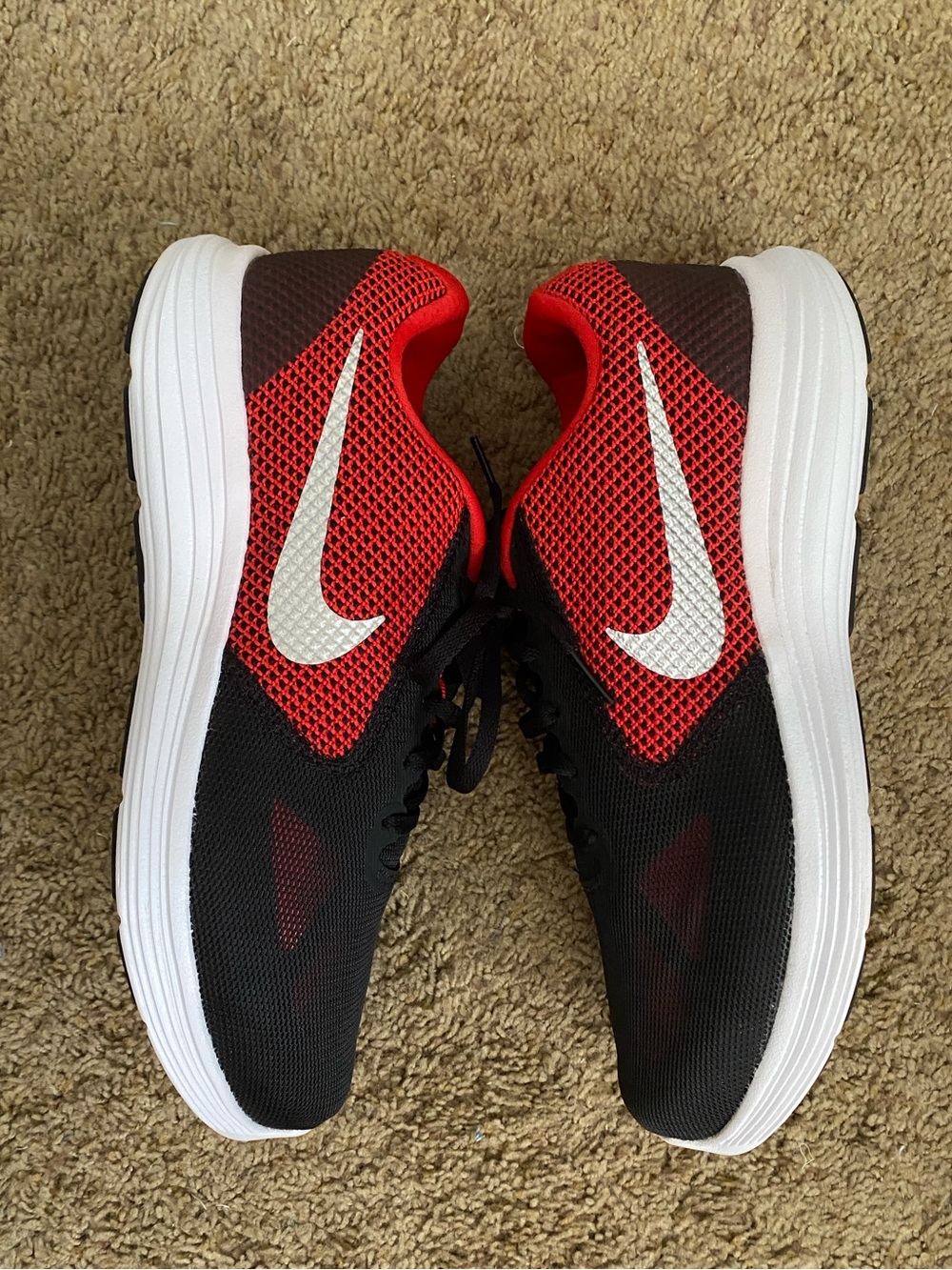 Nike Revolution 3 University Red Metallic Black Red Men’s Size 9 Shoes